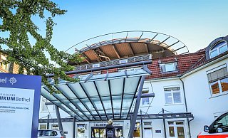 Der Serienvergewaltiger war von Februar 2018 bis April 2020 als Assistenzarzt am Evangelischen Klinikum Bethel tätig. - Sarah Jonek Der Serienvergewaltiger war von Februar 2018 bis April 2020 als Assistenzarzt am Evangelischen Klinikum Bethel tätig. - Sarah Jonek