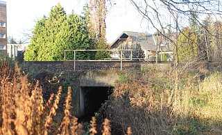 Der Markbach in Kirchlengern: Dieser Durchlass unter den Bahngleisen muss noch vergrößert werden. Wann es soweit ist, ist unklar. - Florian Weyand Der Markbach in Kirchlengern: Dieser Durchlass unter den Bahngleisen muss noch vergrößert werden. Wann es soweit ist, ist unklar. - Florian Weyand