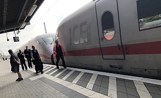 Der ICE nach Düsseldorf musste nach dem Steinwurf in Gütersloh schon wieder halten. Alle Fahrgäste mussten damals in einen anderen Zug umsteigen. - Patrick Menzel Der ICE nach Düsseldorf musste nach dem Steinwurf in Gütersloh schon wieder halten. Alle Fahrgäste mussten damals in einen anderen Zug umsteigen. - Patrick Menzel