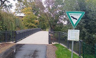Autos haben im Naturschutzgebiet nichts verloren. Das sehen einige Fahrer offenbar anders, da sie die neue Semmelweg-Brücke trotzdem benutzen. - Sven Hauhart Autos haben im Naturschutzgebiet nichts verloren. Das sehen einige Fahrer offenbar anders, da sie die neue Semmelweg-Brücke trotzdem benutzen. - Sven Hauhart