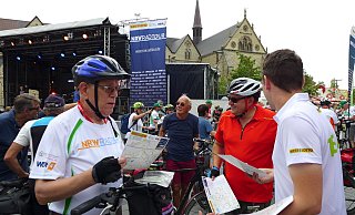 Zwischenstopp in Paderborn: 1.400 Teilnehmer der Tour durch OWL gingen mit Hilfe extra für sie gedruckter Stadtpläne erst einmal auf Quartiersuche. - Hans-Hermann Igges Zwischenstopp in Paderborn: 1.400 Teilnehmer der Tour durch OWL gingen mit Hilfe extra für sie gedruckter Stadtpläne erst einmal auf Quartiersuche. - Hans-Hermann Igges