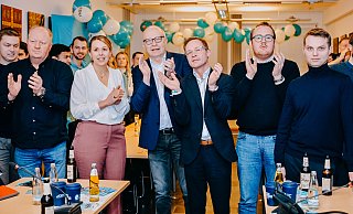 Vorsichtigen Beifall spenden beim Blick auf die Wahlergebnisse (v. l.) der Paderborner CDU-Ratsherr Georg Ortwein, Kreisvorsitzende Corinna Rotte, der Landtagsabgeordnete Bernhard Hoppe-Biermeyer, Staatssekretär Daniel Sieveke, Ratsherr Tilman Pöppel und NRW-JU-Chef Kevin Gniosdorz aus Bad Wünnenberg. - BESIM MAZHIQI Vorsichtigen Beifall spenden beim Blick auf die Wahlergebnisse (v. l.) der Paderborner CDU-Ratsherr Georg Ortwein, Kreisvorsitzende Corinna Rotte, der Landtagsabgeordnete Bernhard Hoppe-Biermeyer, Staatssekretär Daniel Sieveke, Ratsherr Tilman Pöppel und NRW-JU-Chef Kevin Gniosdorz aus Bad Wünnenberg. - BESIM MAZHIQI