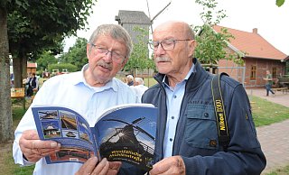 Der Rahdener Fotograf Winfried Hedrich (r.) hat ein neues Buch zur Westfälischen Mühlenstraße veröffentlicht. An der Bockwindmühle in Wehe war auch Friedrich Schepsmeier von den Weher Mühlenfreunden begeistert. - Joern Spreen-Ledebur Der Rahdener Fotograf Winfried Hedrich (r.) hat ein neues Buch zur Westfälischen Mühlenstraße veröffentlicht. An der Bockwindmühle in Wehe war auch Friedrich Schepsmeier von den Weher Mühlenfreunden begeistert. - Joern Spreen-Ledebur