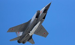 Mit schätzungsweise 1500 Militärflugzeugen sei die russische Luftwaffe trotz des Verlusts von etwa 130 Maschinen seit Kriegsbeginn weitgehend intakt, heißt es von britischen Geheimdiensten. - Pavel Golovkin/AP/dpa Mit schätzungsweise 1500 Militärflugzeugen sei die russische Luftwaffe trotz des Verlusts von etwa 130 Maschinen seit Kriegsbeginn weitgehend intakt, heißt es von britischen Geheimdiensten. - Pavel Golovkin/AP/dpa