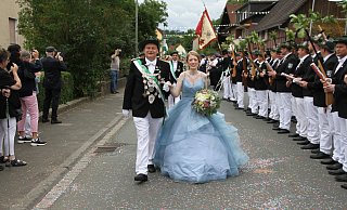 Das Königspaar Emanuel Stute und Sophie Keck wird in Ahden gefeiert. - Johannes Büttner Das Königspaar Emanuel Stute und Sophie Keck wird in Ahden gefeiert. - Johannes Büttner