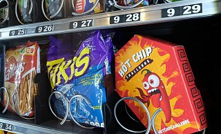 Beim Original "Hot Chip Challenge" gleicht die Verpackung einem roten Sarg. Drinnen wartet ein einzelner Mais-Tortilla, dessen Schärfe rund 1,8 bis 2,2 Millionen Scoville-Einheiten erreicht. - Andreas Frücht Beim Original "Hot Chip Challenge" gleicht die Verpackung einem roten Sarg. Drinnen wartet ein einzelner Mais-Tortilla, dessen Schärfe rund 1,8 bis 2,2 Millionen Scoville-Einheiten erreicht. - Andreas Frücht