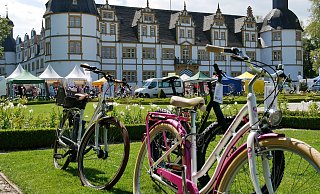 Das Schloss in Schloß Neuhaus ist eine beliebte Station für Radtouren, nicht nur zum Paderborner Fahrradtag. - Tourist Information Paderborn Das Schloss in Schloß Neuhaus ist eine beliebte Station für Radtouren, nicht nur zum Paderborner Fahrradtag. - Tourist Information Paderborn