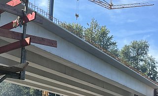 Die neuen Brückenteile sind mittlerweile über der B1 installiert worden. - CDU Die neuen Brückenteile sind mittlerweile über der B1 installiert worden. - CDU