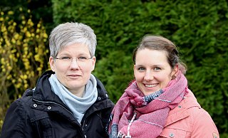 Daniela Bultmann (l.) und Mareike Glatzel engagieren sich gegen die Massentierhaltung und wenden sich besonders gegen die geplante Hähnchenmastanlage in Enger. - Andreas Sundermeier Daniela Bultmann (l.) und Mareike Glatzel engagieren sich gegen die Massentierhaltung und wenden sich besonders gegen die geplante Hähnchenmastanlage in Enger. - Andreas Sundermeier