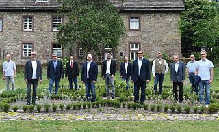 Das CDU-Team für die Kommunalwahl im September: (v. l.) Uwe Bickmann, Stefan Gröne, Kreistagskandidat Thomas Johlen, Joseph Büker, Dominik Jäger, Bürgermeisterkandidat Kai Schöttler, Stefan Köhne, Mathias Schmidt, Elmar Krüger, Klaus- Peter Gosse, Hermann Müller und Marcus Kaiser. Foto: CDU - x Das CDU-Team für die Kommunalwahl im September: (v. l.) Uwe Bickmann, Stefan Gröne, Kreistagskandidat Thomas Johlen, Joseph Büker, Dominik Jäger, Bürgermeisterkandidat Kai Schöttler, Stefan Köhne, Mathias Schmidt, Elmar Krüger, Klaus- Peter Gosse, Hermann Müller und Marcus Kaiser. Foto: CDU - x