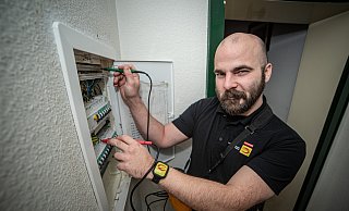 Innungsmeister Maximilian Schröder fährt an den Feiertagen gerne Notdienst. Manch ein Problem könne zuhause selbst gelöst werden, sobald es hinter die Abdeckung vom Sicherungskasten geht muss aber der Profi dran. - Felix Brenneke Innungsmeister Maximilian Schröder fährt an den Feiertagen gerne Notdienst. Manch ein Problem könne zuhause selbst gelöst werden, sobald es hinter die Abdeckung vom Sicherungskasten geht muss aber der Profi dran. - Felix Brenneke