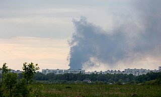 Nach dem Beschuss durch russische Truppen steigt eine Rauchsäule hinter Wohnhäusern in Charkiw auf. - -/Ukrinform/dpa Nach dem Beschuss durch russische Truppen steigt eine Rauchsäule hinter Wohnhäusern in Charkiw auf. - -/Ukrinform/dpa
