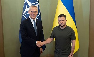 Der ukrainische Präsident Wolodymyr Selenskyj und Nato-Generalseketär Jens Stoltenberg (l) treffen sich in Kiew zu Gesprächen. - Uncredited/Ukrainian Presidential Press Office/AP/dpa Der ukrainische Präsident Wolodymyr Selenskyj und Nato-Generalseketär Jens Stoltenberg (l) treffen sich in Kiew zu Gesprächen. - Uncredited/Ukrainian Presidential Press Office/AP/dpa