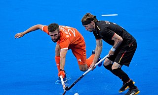Martin Zwickler (r) im Zweikampf mit dem Niederländer Steijin Van Heijningen. - Aijaz Rahi/AP Martin Zwickler (r) im Zweikampf mit dem Niederländer Steijin Van Heijningen. - Aijaz Rahi/AP