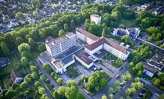 Das Krankenhaus Bad Oeynhausen soll nach den aktuellen Plänen des Mühlenkreises in der Nachbarschaft zum Herz- und Diabeteszentrum neu gebaut werden. Die Auguste-Viktoria-Klinik soll in dem Neubau ebenfalls Platz finden. - THORSTEN ULONSKA Das Krankenhaus Bad Oeynhausen soll nach den aktuellen Plänen des Mühlenkreises in der Nachbarschaft zum Herz- und Diabeteszentrum neu gebaut werden. Die Auguste-Viktoria-Klinik soll in dem Neubau ebenfalls Platz finden. - THORSTEN ULONSKA