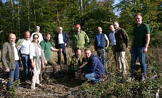 Eine Eiche aus Berlin hatte Carsten Linnemann mitgebracht. Gemeinsam mit dem Graf von Westphalen setzte er das junge Pflänzchen in den Boden des Waldstücks „Hassel“ unweit der Aatalsperre in den Boden. Das Foto zeigt unter anderen Bürgermeister Christoph Rüther (l.), Gräfin Antonie (3- v. l.), Bernhard Hoppe-Biremeyer und Philipp Freiherr Heeremann (M.) sowie Forstdirektor Johannes Gerst (2. v. r.). - Johannes Büttner Eine Eiche aus Berlin hatte Carsten Linnemann mitgebracht. Gemeinsam mit dem Graf von Westphalen setzte er das junge Pflänzchen in den Boden des Waldstücks „Hassel“ unweit der Aatalsperre in den Boden. Das Foto zeigt unter anderen Bürgermeister Christoph Rüther (l.), Gräfin Antonie (3- v. l.), Bernhard Hoppe-Biremeyer und Philipp Freiherr Heeremann (M.) sowie Forstdirektor Johannes Gerst (2. v. r.). - Johannes Büttner