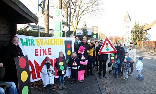 Reelsener Bürger fordern eine Möglichkeit zum sicheren Überqueren der Ortsdurchfahrt. - Burkhard Battran Reelsener Bürger fordern eine Möglichkeit zum sicheren Überqueren der Ortsdurchfahrt. - Burkhard Battran
