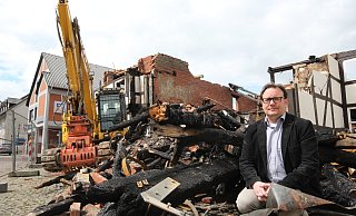 Betreiber Helge Niehörster im Jahr 2014 vor der Ruine des Ratskruges. - Madita Schellenberg Betreiber Helge Niehörster im Jahr 2014 vor der Ruine des Ratskruges. - Madita Schellenberg