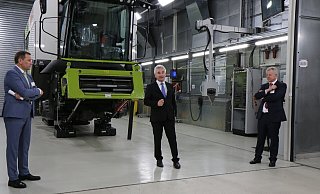 Am neuen Prüfstand der Mähdrescherfertigung gaben den Startschuss für das Projekt "Datenfabrik.NRW": Jan-Hendrik Mohr (Geschäftsführer Claas-Gruppe, v.l.), NRW-Wirtschafts- und Digitalminister Andreas Pinkwart und und Andreas Schmitz, CEO vom Partnerbetrieb Schmitz Cargobull. - Robert Becker Am neuen Prüfstand der Mähdrescherfertigung gaben den Startschuss für das Projekt "Datenfabrik.NRW": Jan-Hendrik Mohr (Geschäftsführer Claas-Gruppe, v.l.), NRW-Wirtschafts- und Digitalminister Andreas Pinkwart und und Andreas Schmitz, CEO vom Partnerbetrieb Schmitz Cargobull. - Robert Becker