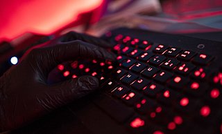 Russische Hacker sollen in den USA unter anderem Ministerien, Behörden und Firmen angegriffen haben. - Foto: Nicolas Armer/dpa Russische Hacker sollen in den USA unter anderem Ministerien, Behörden und Firmen angegriffen haben. - Foto: Nicolas Armer/dpa