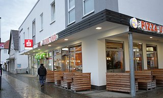 Nach dem Einbruch in die Pizzeria Uno durchbrachen die Täter im Lokal eine Wand zur Sparkasse. - Dieter Scholz Nach dem Einbruch in die Pizzeria Uno durchbrachen die Täter im Lokal eine Wand zur Sparkasse. - Dieter Scholz