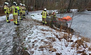 Einsatz in Hardehausen: Einsatzkräfte des Löschzuges West beseitigen eine Dieselspur auf dem See. - FFW Warburg Einsatz in Hardehausen: Einsatzkräfte des Löschzuges West beseitigen eine Dieselspur auf dem See. - FFW Warburg