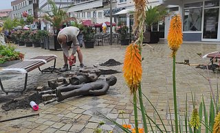Hänsel hat es umgehauen: Die Stadt Höxter gibt Märchenfiguren eine große Bühne. Aus dem Verein, der Märchen und Landschaften vermarktet, will sie aber austreten. Das Foto entstand bei der Neuaufstellung der Figuren an der Stummrige Straße in Höxter. - Svenja Ludwig/Archiv Hänsel hat es umgehauen: Die Stadt Höxter gibt Märchenfiguren eine große Bühne. Aus dem Verein, der Märchen und Landschaften vermarktet, will sie aber austreten. Das Foto entstand bei der Neuaufstellung der Figuren an der Stummrige Straße in Höxter. - Svenja Ludwig/Archiv