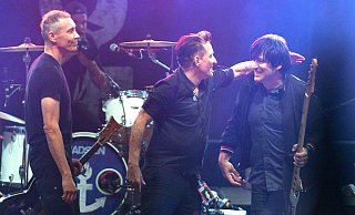 Farin Urlaub (l-r), Bela B. und Rodrigo Gonzalez von der Band Die Ärzte stehen auf der Bühne. Sie sprechen im Interview mit der dpa über Politik und die Musikbranche. - Axel Heimken/dpa Farin Urlaub (l-r), Bela B. und Rodrigo Gonzalez von der Band Die Ärzte stehen auf der Bühne. Sie sprechen im Interview mit der dpa über Politik und die Musikbranche. - Axel Heimken/dpa
