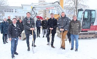 Fast zehn Millionen Euro werden im Borgentreicher Schulzentrum für den Schul- und Vereinssport investiert. Erster Spatenstich war im Schneegestöber. - Burkhard Battran Fast zehn Millionen Euro werden im Borgentreicher Schulzentrum für den Schul- und Vereinssport investiert. Erster Spatenstich war im Schneegestöber. - Burkhard Battran