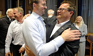 Bürgermeister Lars Bökenkröger (CDU) gewinnt mit absoluter Mehrheit die Wahl im ersten Wahlgang. Hier feiert er mit Julian Noweck, dem stellvertretenden Fraktionsvorsitzenden der CDU im Rat der Stadt Bad Oeynhausen. Noweck hatte von allen Ratskandidaten das beste Ergebnis eingefahren. - Thorsten Gödecker Bürgermeister Lars Bökenkröger (CDU) gewinnt mit absoluter Mehrheit die Wahl im ersten Wahlgang. Hier feiert er mit Julian Noweck, dem stellvertretenden Fraktionsvorsitzenden der CDU im Rat der Stadt Bad Oeynhausen. Noweck hatte von allen Ratskandidaten das beste Ergebnis eingefahren. - Thorsten Gödecker