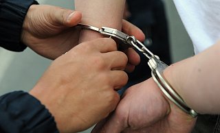 Da er sich nicht beruhigen wollte, mussten dem 18-Jährigen Handschellen angelegt werden. (Themenbild) - picture-alliance/ dpa Da er sich nicht beruhigen wollte, mussten dem 18-Jährigen Handschellen angelegt werden. (Themenbild) - picture-alliance/ dpa