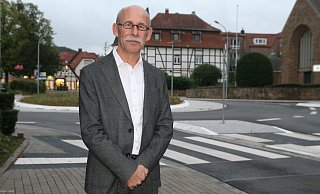 Siegfried Gutsche, hier am Kreisel Niederwall/Niedertorstraße, tritt bei der Landratswahl 2020 für die Grünen an und bringt Ideen für Verkehrskonzepte mit. - Frank Hartmann Siegfried Gutsche, hier am Kreisel Niederwall/Niedertorstraße, tritt bei der Landratswahl 2020 für die Grünen an und bringt Ideen für Verkehrskonzepte mit. - Frank Hartmann