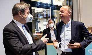 CSU-Chef Markus Söder (l) und CDU-Chef Friedrich Merz treffen sich im Bundestag. - Foto: Bernd von Jutrczenka/dpa CSU-Chef Markus Söder (l) und CDU-Chef Friedrich Merz treffen sich im Bundestag. - Foto: Bernd von Jutrczenka/dpa