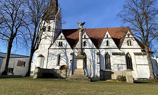 Die Petri-Kirche in Versmold ist am Wochenende mit rechtsradikalen und antisemitischen Parolen beschmiert worden. - Tasja Klusmeyer Die Petri-Kirche in Versmold ist am Wochenende mit rechtsradikalen und antisemitischen Parolen beschmiert worden. - Tasja Klusmeyer