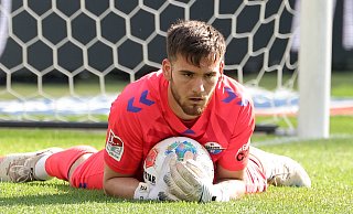 Dennis Seimen, 19-jähriger Torwart des SC Paderborn, beeindruckt mit herausragenden Leistungen in der 2. Bundesliga. Zuletzt hielt er dreimal in Folge seinen Kasten sauber. - IMAGO/Contrast Dennis Seimen, 19-jähriger Torwart des SC Paderborn, beeindruckt mit herausragenden Leistungen in der 2. Bundesliga. Zuletzt hielt er dreimal in Folge seinen Kasten sauber. - IMAGO/Contrast
