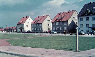 Das alte Farbfoto vom neu angelegten Dorfplatz in Elverdissen hat viele Erinnungen geweckt. Der Konsum (links) war Nahversorger der damals noch selbstständigen Gemeinde. - Kommunalarchiv Herford Das alte Farbfoto vom neu angelegten Dorfplatz in Elverdissen hat viele Erinnungen geweckt. Der Konsum (links) war Nahversorger der damals noch selbstständigen Gemeinde. - Kommunalarchiv Herford