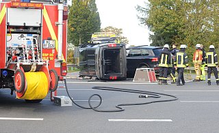 Bei dem Unfall stießen ein VW und ein Opel zusammen und kamen an einer Verkehrsinsel zum Stillstand. Der Opel kippte um. Neben dem Fahrzeug steht die Hundebox. - Joern Spreen-Ledebur Bei dem Unfall stießen ein VW und ein Opel zusammen und kamen an einer Verkehrsinsel zum Stillstand. Der Opel kippte um. Neben dem Fahrzeug steht die Hundebox. - Joern Spreen-Ledebur