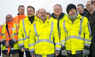 Christian Lindner, Olaf Scholz, Stephan Weil und Robert Habeck besuchen das Spezialschiff «Höegh Esperanza» während der Eröffnung des LNG-Terminals in Wilhelmshaven. - Sina Schuldt/dpa Christian Lindner, Olaf Scholz, Stephan Weil und Robert Habeck besuchen das Spezialschiff «Höegh Esperanza» während der Eröffnung des LNG-Terminals in Wilhelmshaven. - Sina Schuldt/dpa