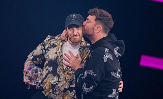 Casper (l.) und Marteria freuen sich bei der Verleihung der 1Live-Krone über die Auszeichnung in der Kategorie "Bester Live Act". - Rolf Vennenbernd/dpa Casper (l.) und Marteria freuen sich bei der Verleihung der 1Live-Krone über die Auszeichnung in der Kategorie "Bester Live Act". - Rolf Vennenbernd/dpa