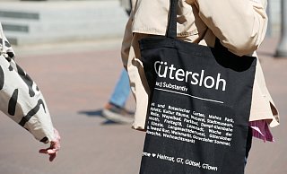In Gütersloh leben Menschen verschiedener Nationen zusammen, die vieles gemeinsam haben. Viele von ihnen schätzen auch die Vorzüge einer Stadt und die Naherholung im Grünen gleichermaßen. - Theresa Boenke In Gütersloh leben Menschen verschiedener Nationen zusammen, die vieles gemeinsam haben. Viele von ihnen schätzen auch die Vorzüge einer Stadt und die Naherholung im Grünen gleichermaßen. - Theresa Boenke