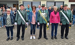 Der neue Schützenkönig Jürgen Seck (mitte rechts) regiert das Hohehausener Schützenfest 2026 zusammen mit seiner Frau Sabine Seck (mitte links). In ihren Hofstaat hat das Königspaar Betina (v. l.) und Jakob Bader sowie Gaby und Johannes Potthast berufen. - St. Michael-Schützenbruderschaft Der neue Schützenkönig Jürgen Seck (mitte rechts) regiert das Hohehausener Schützenfest 2026 zusammen mit seiner Frau Sabine Seck (mitte links). In ihren Hofstaat hat das Königspaar Betina (v. l.) und Jakob Bader sowie Gaby und Johannes Potthast berufen. - St. Michael-Schützenbruderschaft