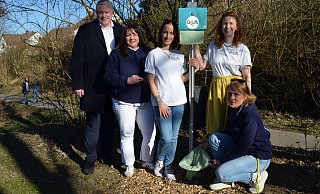 Bürgermeister Daniel Hartmann (v.l.), Jasmin Erdmann (Kinderschutzbund), die beiden Gründerinnen Vanessa Senses und Kathrin Valencia sowie Kinderschutzbundvorsitzende Sina Schreiber präsentieren die Oilette - Höxter erstes Klo für Kinder. - Nicole Fischer Bürgermeister Daniel Hartmann (v.l.), Jasmin Erdmann (Kinderschutzbund), die beiden Gründerinnen Vanessa Senses und Kathrin Valencia sowie Kinderschutzbundvorsitzende Sina Schreiber präsentieren die Oilette - Höxter erstes Klo für Kinder. - Nicole Fischer