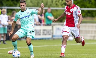 SCP-Neuzugang Marcel Hoffmeier (l.), hier im Duell gegen Ajax-Spieler Mohamed Ihattaren, absolvierte eine bärenstarke Vorbereitung und dürfte beim Saisonstart in der Anfangsformation stehen. - picture alliance / PRO SHOTS SCP-Neuzugang Marcel Hoffmeier (l.), hier im Duell gegen Ajax-Spieler Mohamed Ihattaren, absolvierte eine bärenstarke Vorbereitung und dürfte beim Saisonstart in der Anfangsformation stehen. - picture alliance / PRO SHOTS