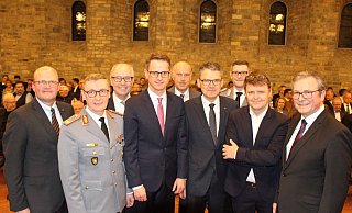 Veranstalter und Gäste: Thomas Spieker (v. l.), Ansgar Meyer, Manfred Müller, Carsten Linnemann, Andreas Bruck, Roderich Kiesewetter, Jörg Stenzel, Andreas Schnadwinkel und Michael Dreier. - Viktoria Bartsch Veranstalter und Gäste: Thomas Spieker (v. l.), Ansgar Meyer, Manfred Müller, Carsten Linnemann, Andreas Bruck, Roderich Kiesewetter, Jörg Stenzel, Andreas Schnadwinkel und Michael Dreier. - Viktoria Bartsch