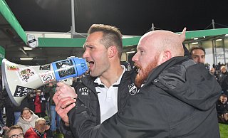Begeisterung: Ende Oktober schrie Rino Capretti nach der Pokalsensation gegen Holstein Kiel mit Hilfe von Andreas Baak vom Fanclub „Der harte Kern" (r.) seine Freude über den Sieg per Megaphon in Richtung Fanblock. Das würde der Verler Trainer heute gerne wiederholen. - Jens Dünhölter Begeisterung: Ende Oktober schrie Rino Capretti nach der Pokalsensation gegen Holstein Kiel mit Hilfe von Andreas Baak vom Fanclub „Der harte Kern" (r.) seine Freude über den Sieg per Megaphon in Richtung Fanblock. Das würde der Verler Trainer heute gerne wiederholen. - Jens Dünhölter