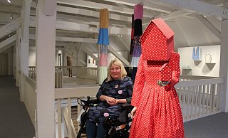 "rot mit weißen Punkten": Die Skulptur der niederländischen Künstlerin Guda Koster ist zum Publikumsmagneten geworden. Fast jeder Museumsbesucher möchte ein Foto von sich und der "Frau mit dem Haus auf dem Kopf", sagt die Museumsleiterin Andrea Brockmann. - Anastasia von Fugler "rot mit weißen Punkten": Die Skulptur der niederländischen Künstlerin Guda Koster ist zum Publikumsmagneten geworden. Fast jeder Museumsbesucher möchte ein Foto von sich und der "Frau mit dem Haus auf dem Kopf", sagt die Museumsleiterin Andrea Brockmann. - Anastasia von Fugler