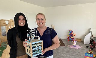 Fatima Khalile (l.) und Sandra Steinbach haben sich als Tagesmütter zusammengeschlossen und betreuen nun neun Kinder auf dem Kappenberg. - Nicole Sielermann Fatima Khalile (l.) und Sandra Steinbach haben sich als Tagesmütter zusammengeschlossen und betreuen nun neun Kinder auf dem Kappenberg. - Nicole Sielermann