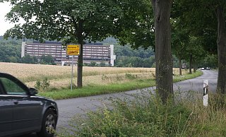Hinter dem Ortsausgangsschild dürfen die Autofahrer auf der Vorchowstraße 100 km/h fahren, viele beschleunigen aber schon innerorts - Frank Hartmann Hinter dem Ortsausgangsschild dürfen die Autofahrer auf der Vorchowstraße 100 km/h fahren, viele beschleunigen aber schon innerorts - Frank Hartmann