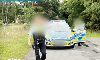 Gegen einen Polizisten ermittelt die Staatsanwaltschaft Bielefeld unter anderem wegen Nötigung. - Screenshot/Sat.1 Gegen einen Polizisten ermittelt die Staatsanwaltschaft Bielefeld unter anderem wegen Nötigung. - Screenshot/Sat.1