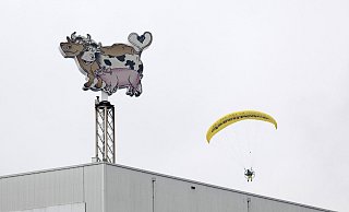 Mit motorisierten Gleitschirmen landeten die Aktivisten von Greenpeace auf dem Tönnies-Dach. Die Polizei ermittelt unter anderem wegen Hausfriedensbruch und Sachbeschädigung. - Daniel Müller/Greenpeace Mit motorisierten Gleitschirmen landeten die Aktivisten von Greenpeace auf dem Tönnies-Dach. Die Polizei ermittelt unter anderem wegen Hausfriedensbruch und Sachbeschädigung. - Daniel Müller/Greenpeace